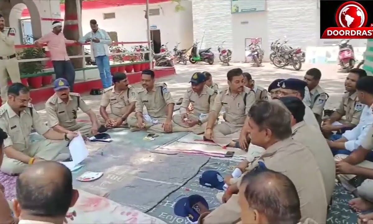 टीकमगढ़: कोतवाली टीआई रवि भूषण पाठक का अनोखा अंदाज, फर्श पर बैठकर पुलिसकर्मियों के साथ अपराध समीक्षा